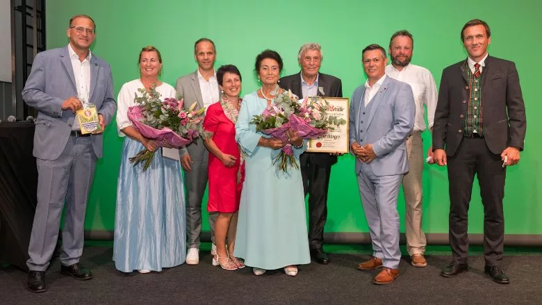 FN Neuhofer leadership accepts award