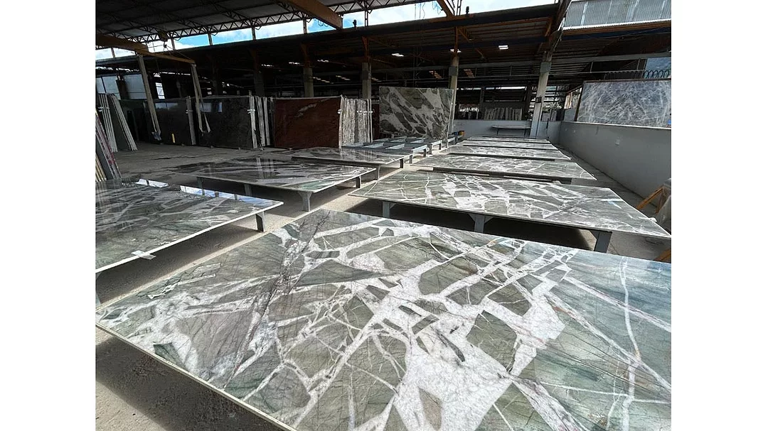 Pedra do Frade Natura green slabs