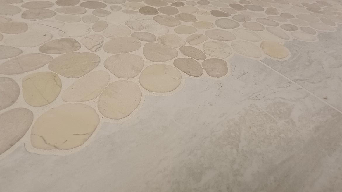 seamless transition from the pebbles to the floor tile